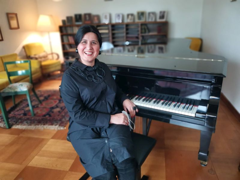 Klavierlehrerin Bella Kokaia am Flügel von S. Rachmaninov